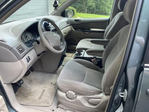 Photo 2 of 6 of 2004 Toyota Sienna LE