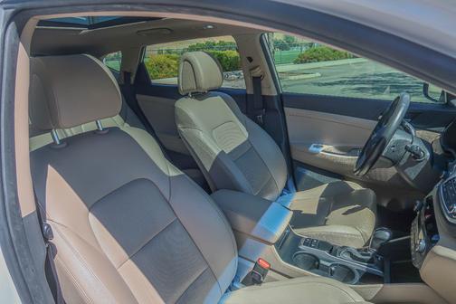 White 2018 Hyundai TUCSON Limited