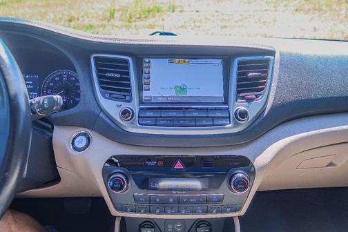 White 2018 Hyundai TUCSON Limited