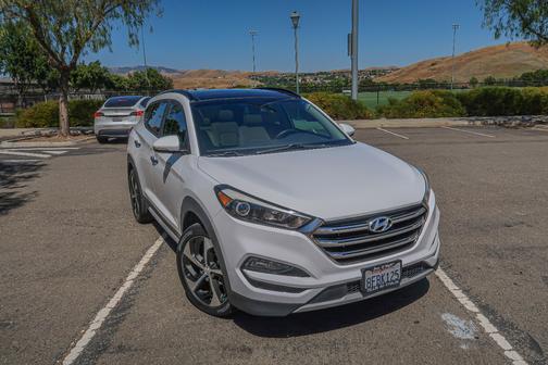 White 2018 Hyundai TUCSON Limited