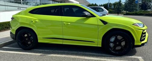Green 2021 Lamborghini Urus Base