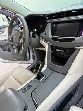 White 2017 Cadillac XT5 Luxury