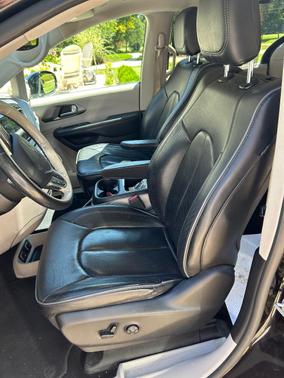 Black 2019 Chrysler Pacifica Limited