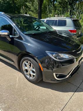 Black 2019 Chrysler Pacifica Limited