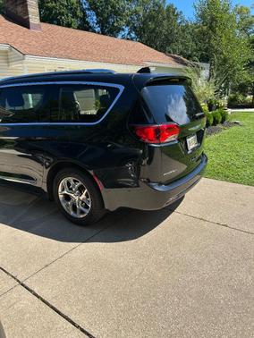 Black 2019 Chrysler Pacifica Limited