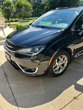 Black 2019 Chrysler Pacifica Limited