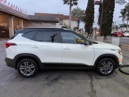 White 2021 Kia Seltos S
