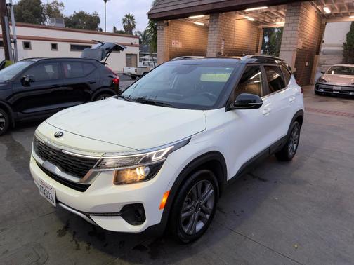 White 2021 Kia Seltos S