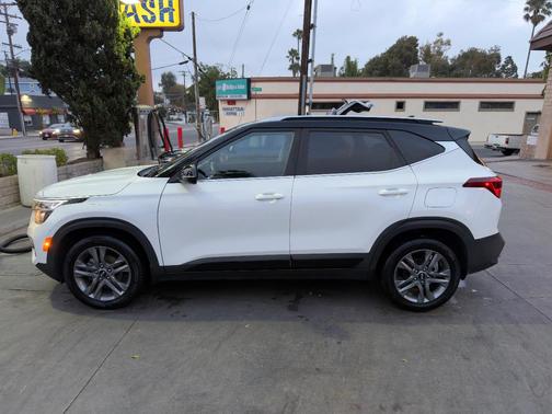 White 2021 Kia Seltos S