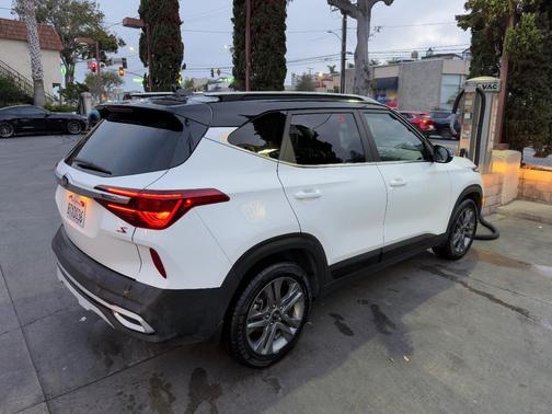 White 2021 Kia Seltos S