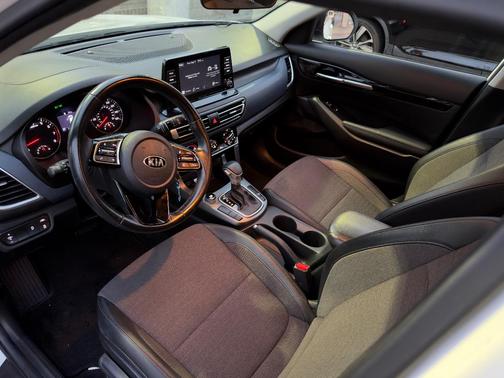 White 2021 Kia Seltos S