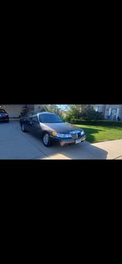 Gray 2001 Lincoln Town Car Signature