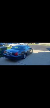 Gray 2001 Lincoln Town Car Signature