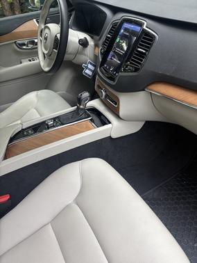 2022 Volvo XC90 T6 Momentum