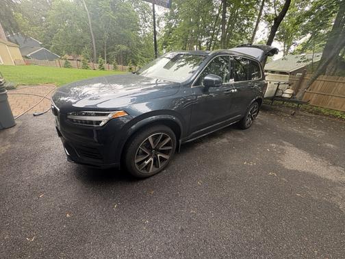 2022 Volvo XC90 T6 Momentum