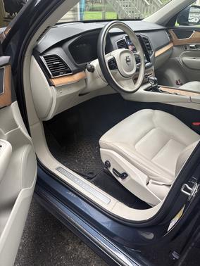 2022 Volvo XC90 T6 Momentum