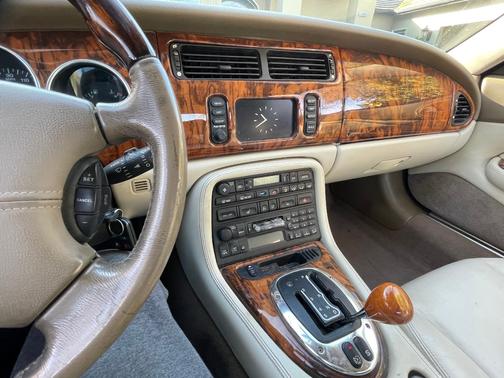 2005 Jaguar XK8 Base