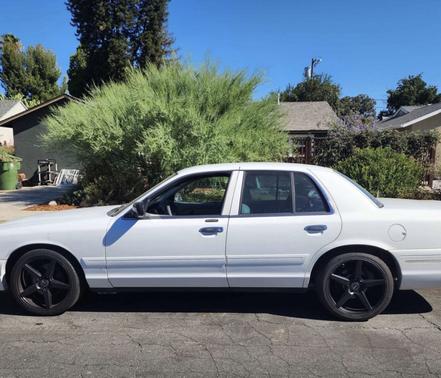 White 2005 Ford Crown Victoria LX