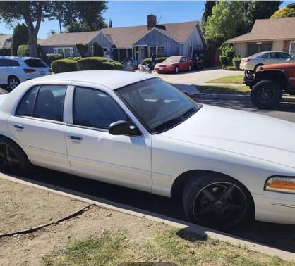 White 2005 Ford Crown Victoria LX