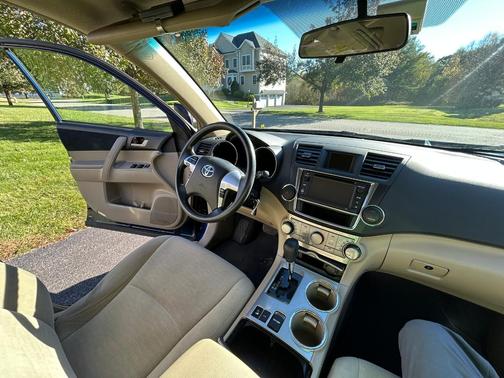 Blue 2013 Toyota Highlander Base Plus