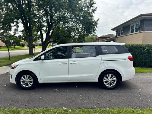 White 2018 Kia Sedona L
