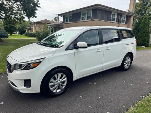 White 2018 Kia Sedona L
