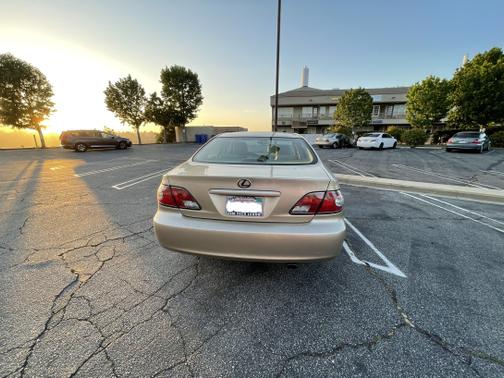 Gold 2002 Lexus ES 300 Base