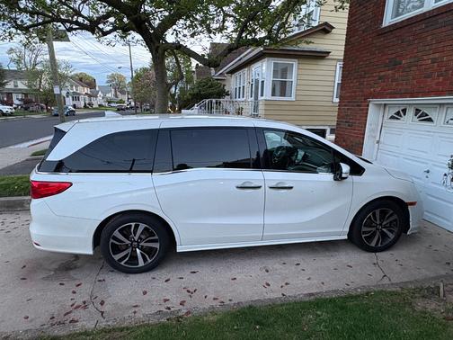 White 2018 Honda Odyssey Elite