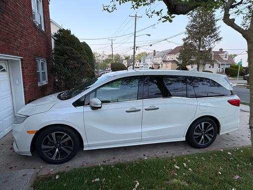 White 2018 Honda Odyssey Elite
