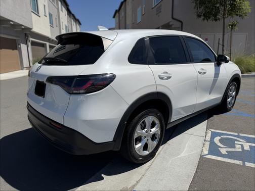 White 2023 Honda HR-V LX