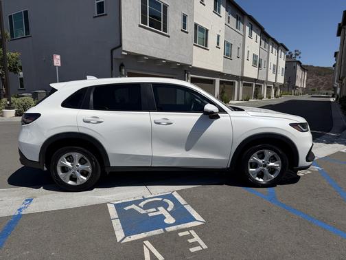 White 2023 Honda HR-V LX