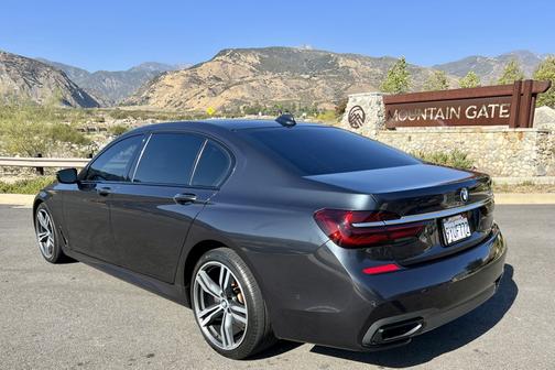 Gray 2019 BMW 750 i