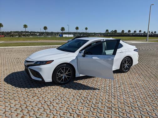 White 2023 Toyota Camry SE