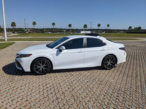 White 2023 Toyota Camry SE