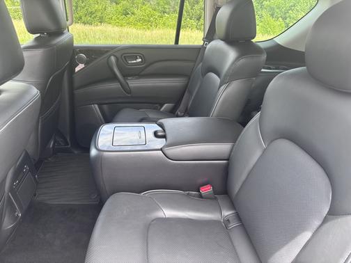 2023 INFINITI QX80 LUXE