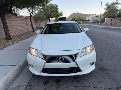 White 2014 Lexus ES 300h Base