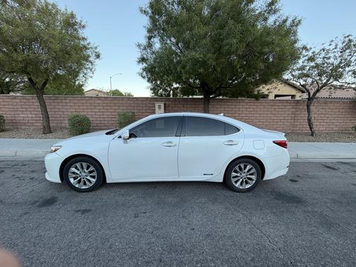 White 2014 Lexus ES 300h Base