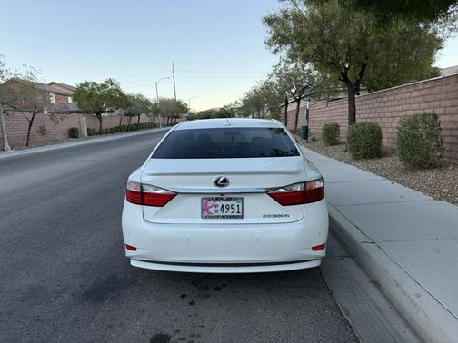 White 2014 Lexus ES 300h Base
