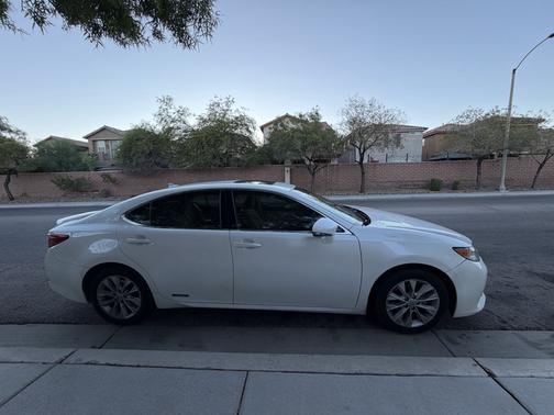 White 2014 Lexus ES 300h Base
