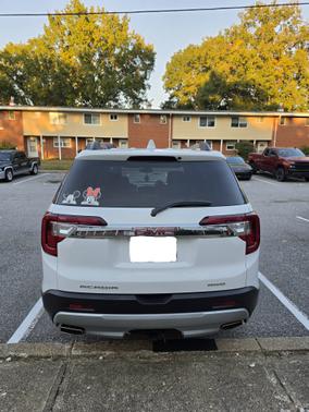 White 2023 GMC Acadia SLT