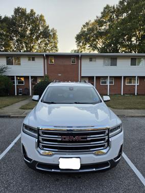 White 2023 GMC Acadia SLT