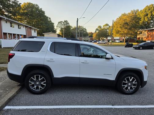 White 2023 GMC Acadia SLT