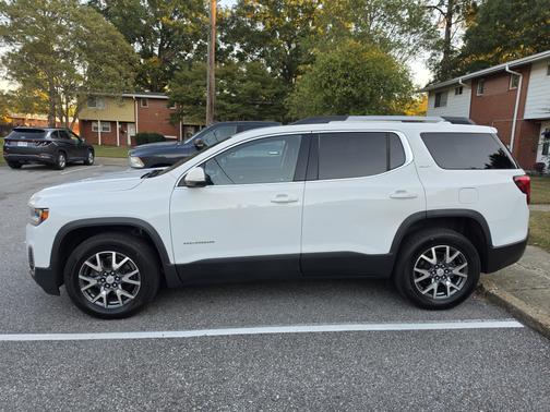 White 2023 GMC Acadia SLT