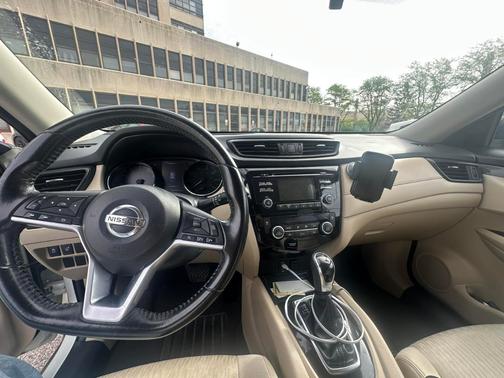 White 2017 Nissan Rogue SV