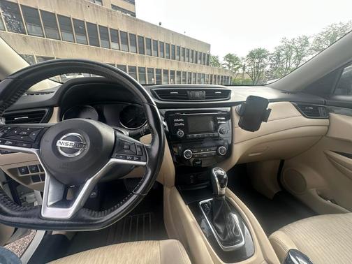White 2017 Nissan Rogue SV