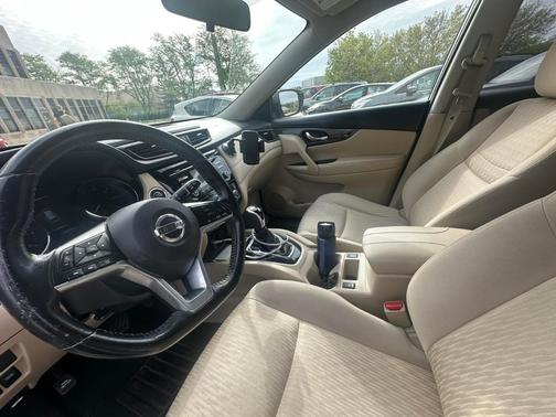 White 2017 Nissan Rogue SV