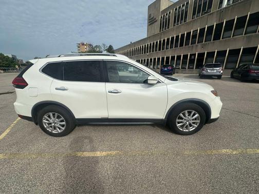 White 2017 Nissan Rogue SV