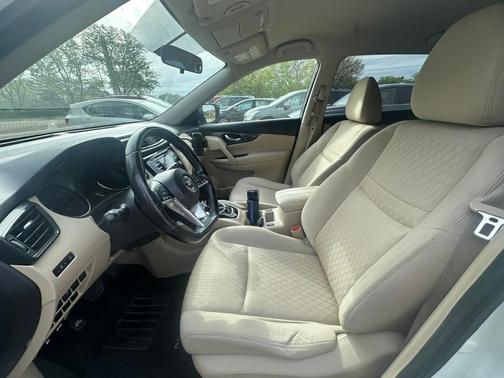 White 2017 Nissan Rogue SV
