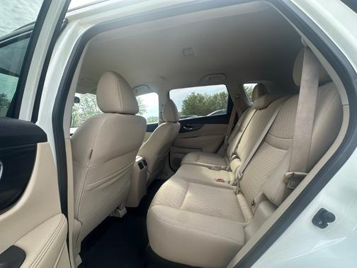 White 2017 Nissan Rogue SV