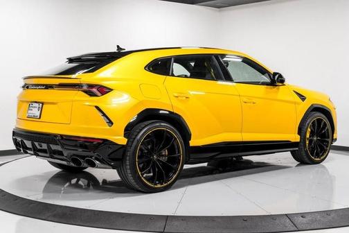 2021 Lamborghini Urus Pearl Capsule